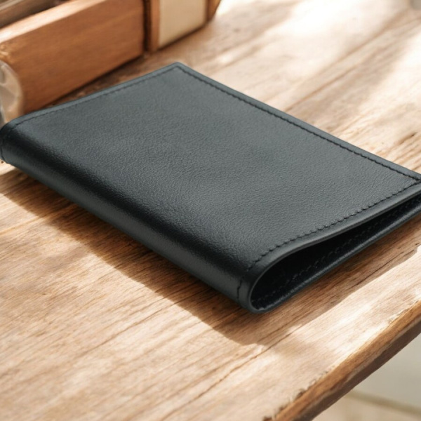 Обложка на паспорт из натуральной кожи Classic / Ручная работа, 100 % кожа / Без логотипов и надписей